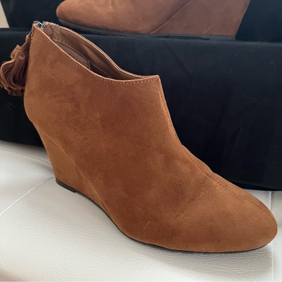 Women’s size 6 US wedge heel ankle bootie. - Picture 8 of 8